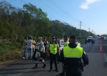 Vuelca camioneta con trabajadores del Tren Maya en Puerto Aventuras; hay 10 lesionados