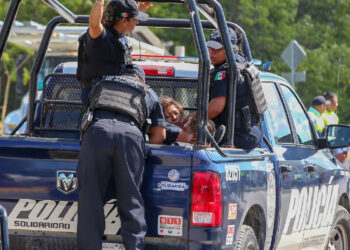 Capturan a pareja, acusada de robar un automóvil en Playa del Carmen