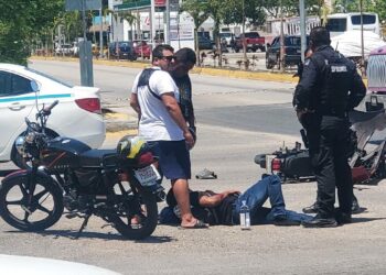 Conductora se pasa el alto y arrolla a motociclista en Playa del Carmen