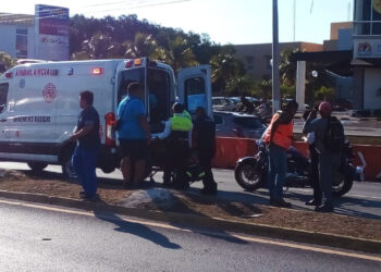 Embiste auto a mujer que cruzaba el bulevar Playa del Carmen