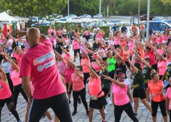 Espectacular mega clase de baile y entrenamiento funcional por Día de la Madre