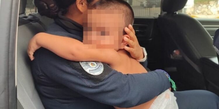 Rescatan en Playa del Carmen a niño de dos años