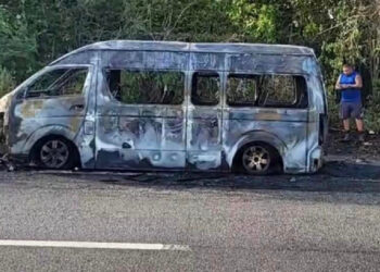 Consume incendio van de transporte público en Puerto Aventuras, por un aparente corto circuito 