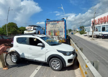 Protagonizan tres vehículos aparatoso accidente en el Bulevar Playa del Carmen 
