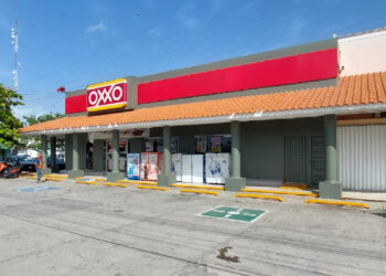 Amenaza hombre con lanzar bomba molotov en un Oxxo de Playa del Carmen
