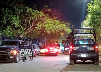 Balean una camioneta en el fraccionamiento Mundo Hábitat de Playa del Carmen