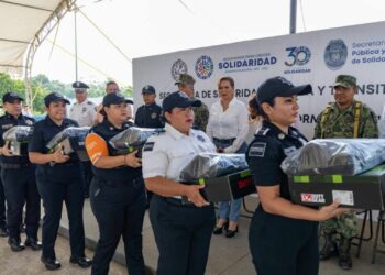 Lili Campos entrega equipo y anuncia aumento en seguro de vida a policías