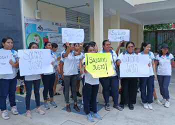 Protestan maestras del centro educativo del IMSS en Playa del Carmen