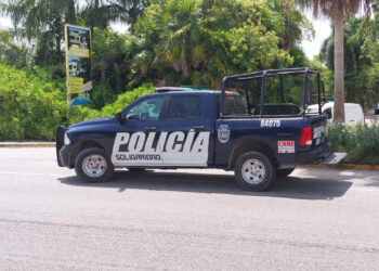 Taxistas ponchan llantas de transportista federal, afuera del hotel Vidanta