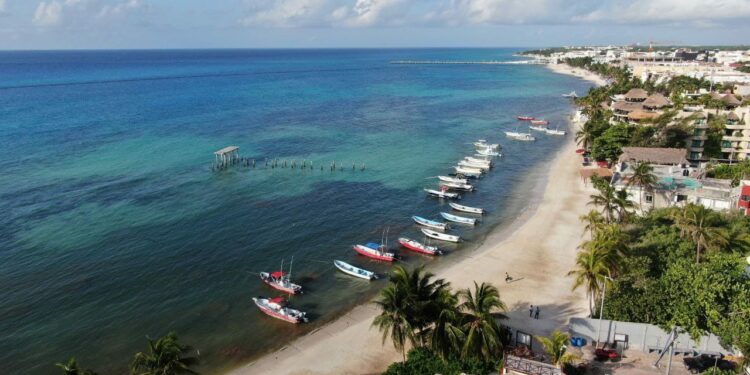 Gobierno de Solidaridad recupera playa "El Recodo" con arena de sargazo