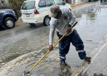 Cuadrillas limpian alcantarillas y eliminan encharcamientos de arterias