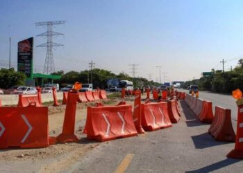 ICA rellena la caverna de la carretera federal en Playa del Carmen; quedará en 3 meses