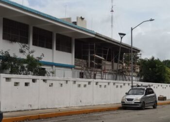 Padres temen que menores estén en riesgo por obras en escuela de Villas del Sol; Ifeqroo descarta problemas