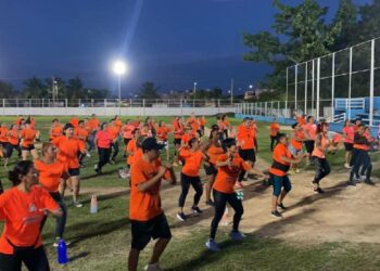 Celebran Día Naranja bailando en Puerto Aventuras