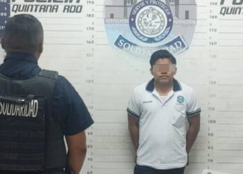 Detienen a Taxista en Playa del Carmen por golpear a su pareja y amenazarla con un tubo