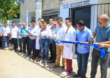 Lili Campos inaugura instalaciones de salud y entrega cartillas de salud municipal