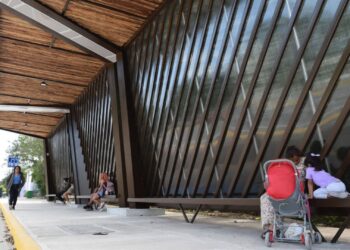 Dos nuevos paraderos más cuatro rehabilitados, dan seguridad y comodidad a la gente