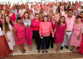 Se unen mujeres al Desayuno Rosa en beneficio de familias solidarenses