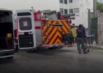 Cae trabajador de obra en Playa del Carmen y sufre traumatismo craneoencefálico; se salva de milagro