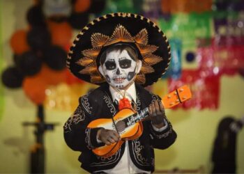 Con catrinas, calaveras gigantes y ofrendas recibe Playa del Carmen a turistas en el Día de Muertos