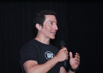 El apneista solidarense Pedro Tapia imparte charla a jóvenes estudiantes del CETMAR