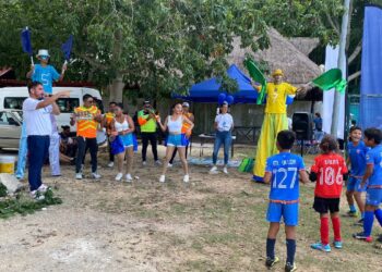 Niños y adolescentes se divierten en torneo de fútbol de Aguakan