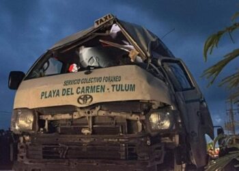 Vuelca van en la vía de Playa del Carmen a Tulum luego que le explotara una llanta; hay varios lesionados