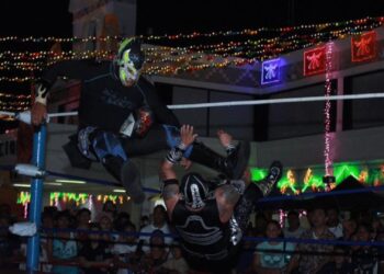 "Lucha Libre en Tu Colonia", Llegó al Festival de Día de Muertos en Playa del Carmen