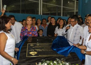 Reconocen a luchador social con placa conmemorativa en estadio de béisbol