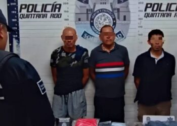 Policía Municipal de Solidaridad aseguró a 3 sujetos con un arma de fuego, 10 cartuchos útiles, una chamarra con la leyenda “Policía Municipal Solidaridad” y más de 50 dosis de posibles drogas