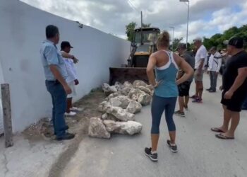Autoridades retiran piedras que obstruían el acceso a Xcalacoco en Playa del Carmen