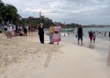 Bajas temperaturas no ahuyentan a los bañistas de las costas de Playa del Carmen