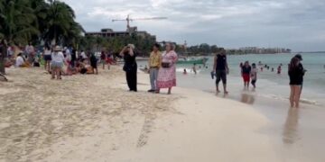 Bajas temperaturas no ahuyentan a los bañistas de las costas de Playa del Carmen