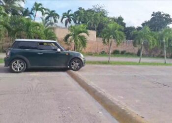 LadyTopes: Coloca señora "tope-barda" en Playa del Carmen que daña cientos de vehículos