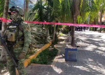 Ataque en la Quinta Avenida; disparan contra dos personas en puesto de artesanías en Playa del Carmen