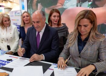 Lili Campos firma el hermanamiento de Playa del Carmen con Algeciras, tierra natal de Paco de Lucía