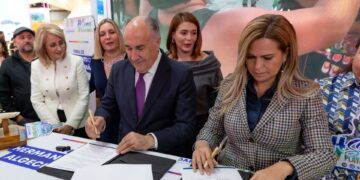 Lili Campos firma el hermanamiento de Playa del Carmen con Algeciras, tierra natal de Paco de Lucía