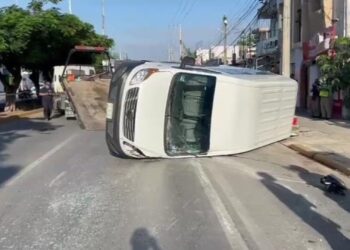 Vuelca van que trasladaba turistas extranjeros en Constituyentes con 40 en Playa del Carmen