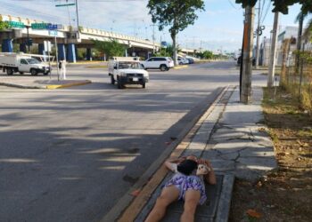 Captan a joven a quien le ganó el sueño a un lado de la carretera federal 307 en Playa del Carmen
