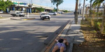 Captan a joven a quien le ganó el sueño a un lado de la carretera federal 307 en Playa del Carmen