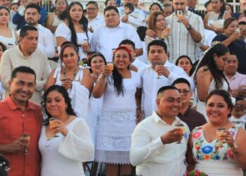 Formalizan su unión 302 parejas en bodas colectivas