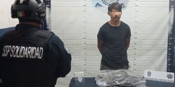 Playa del Carmen: Captan "con las manos en la masa" a sujeto con droga; también portaba un arma