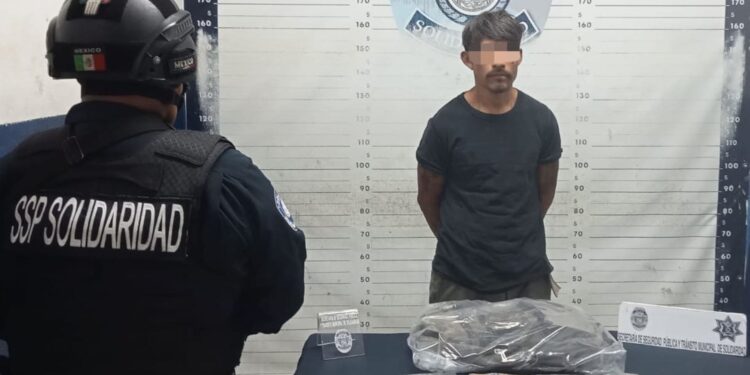 Playa del Carmen: Captan "con las manos en la masa" a sujeto con droga; también portaba un arma