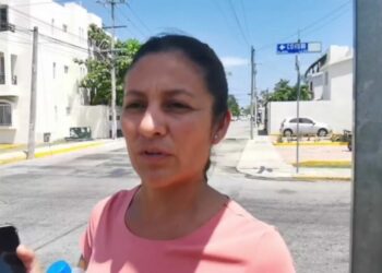 Alertan ciudadanos por mal estado de postes de luz de la avenida 40 de Playa del Carmen