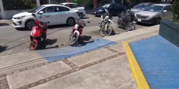 Captan a motociclistas obstruyendo la rampa para personas con discapacidad en IMSS de Playa del Carmen