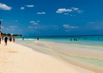 Costas libres de sargazo reciben a los vacacionistas en Playa del Carmen durante Semana Santa