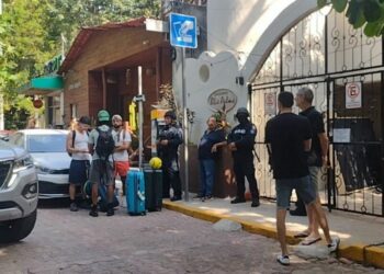 Desalojan hotel en zona turística de Playa del Carmen por un conflicto entre particulares