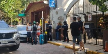 Desalojan hotel en zona turística de Playa del Carmen por un conflicto entre particulares