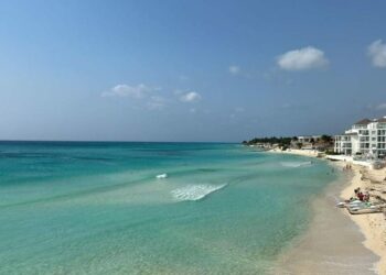 Lucen limpias y llenas de turistas las costas de Playa del Carmen en esta Semana Santa