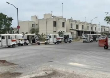 Mototaxistas de Playa del Carmen bloquean acceso al Tren Maya; piden más seguridad